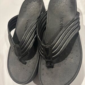 Vintage Vionic Flip Flop Black Sandals with Red Logo Accents NOS 7M Brand New